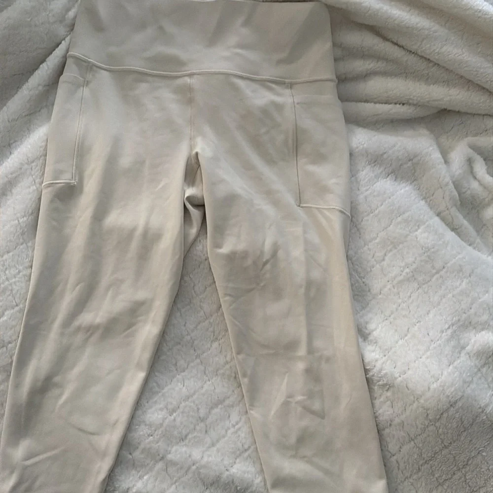 Athleta Salutation Stash High Rise Capri Legging size m - Picture 4 of 5